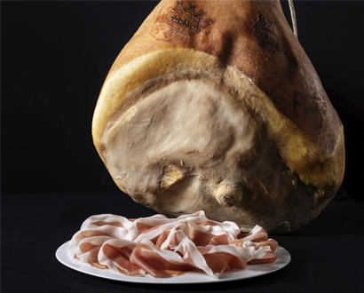 Tranches de jambon cru Culatello, une charcuterie italienne d'exception.