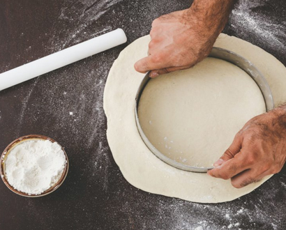 Un artisant boulanger en train de préparer une pâte