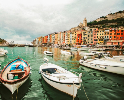 Vue d'une ville côtière italienne, avec de petites barques de pêches