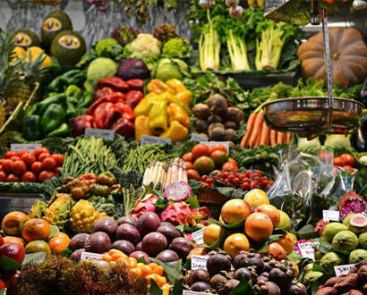 Gros plan sur des légumes et fruits dans un marché de village italien