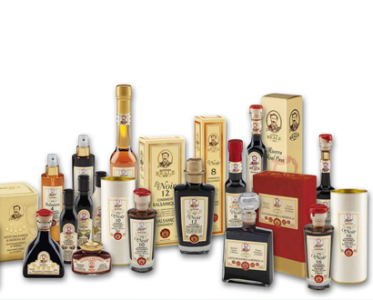 Assortiment de bouteilles de vinaigre balsamique haut de gamme de la marque Acetaia Reale.