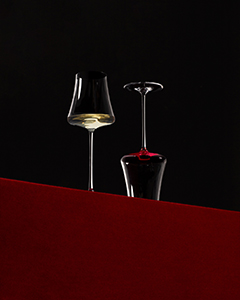 Deux coupes de vin italien, rouge et blanc, soigneusement sélectionnés par CiboVinum.