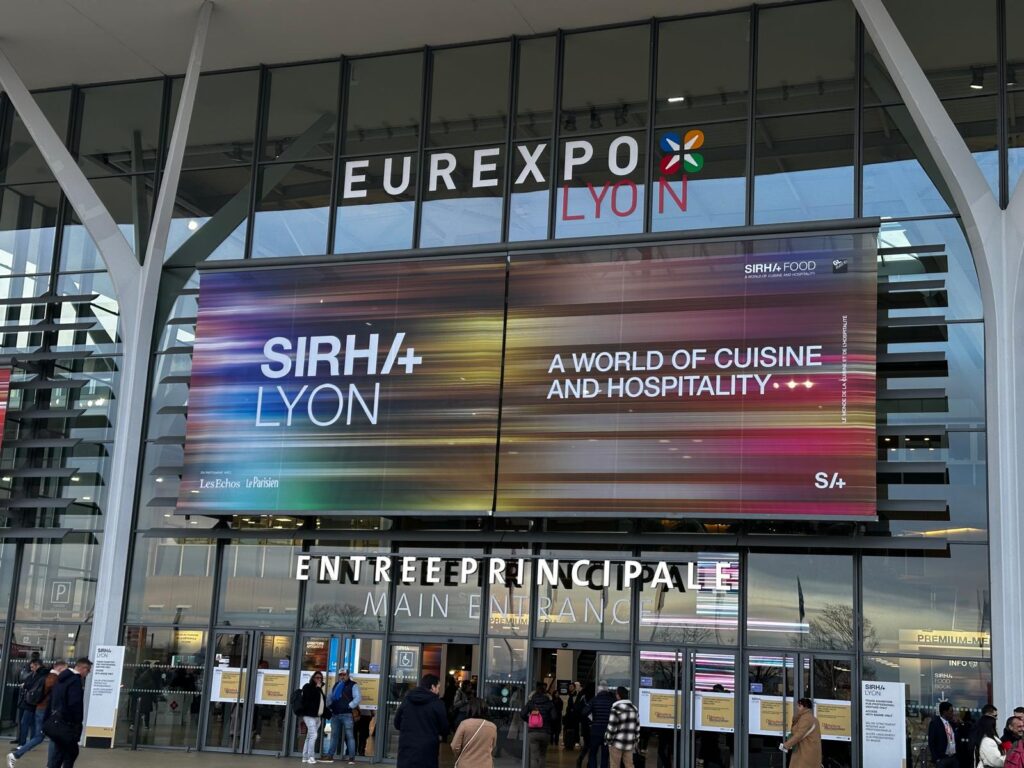 Entrée principale du Sirha 2025 à Eurexpo Lyon, avec une foule de visiteurs et une ambiance dynamique.